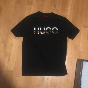Hugo Boss T-shirt - Super fin Hugo boss T-shirt som är sparsamt använd under 1 års tid. 