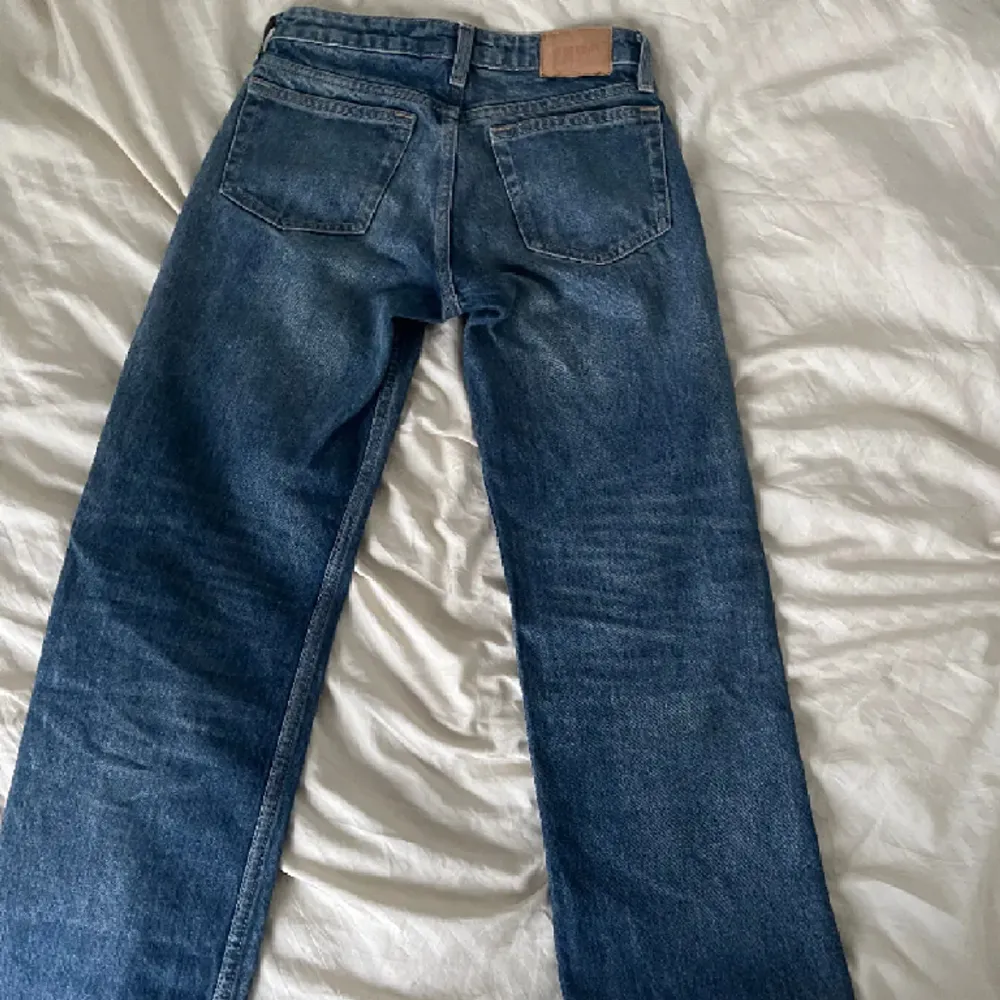 Säljer mina lågmidjade jeans från weekday då de aldrig kommer till användning💓. Jeans & Byxor.