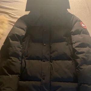 Jacka  -   jag säljer mitt canada jacka storlek L 
