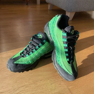 Air max 95 naija - Air max 95 naija is rare pair of history of nigeruían football and nike air max 95 model in collaboration. Condition is 10/10 just like new with out box. The pair have air cylinders. More information, photos and price discussion in dm.