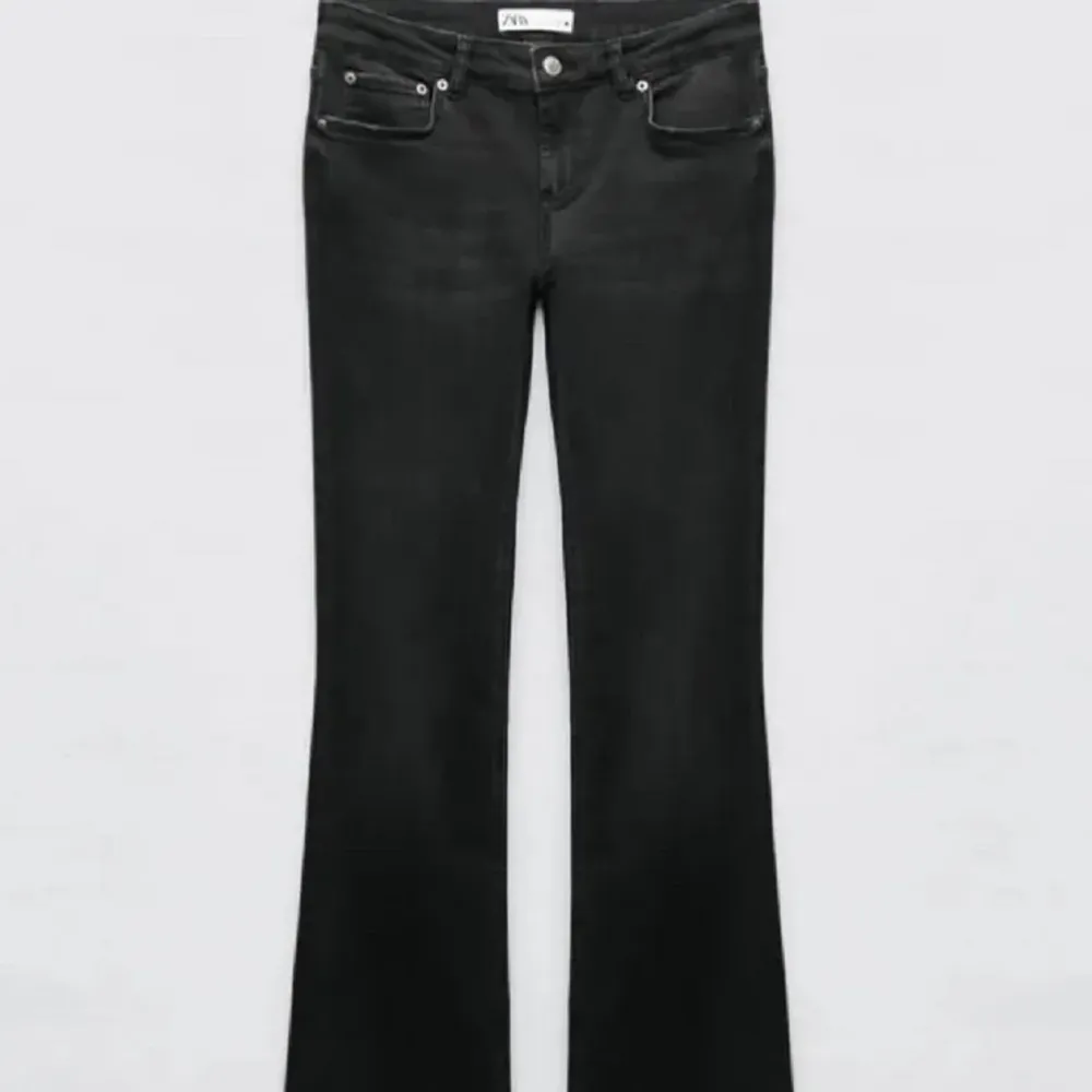 Lågmidjade jeans från Zara som inte säljs längre, skriv för egna bilder❣️. Jeans & Byxor.