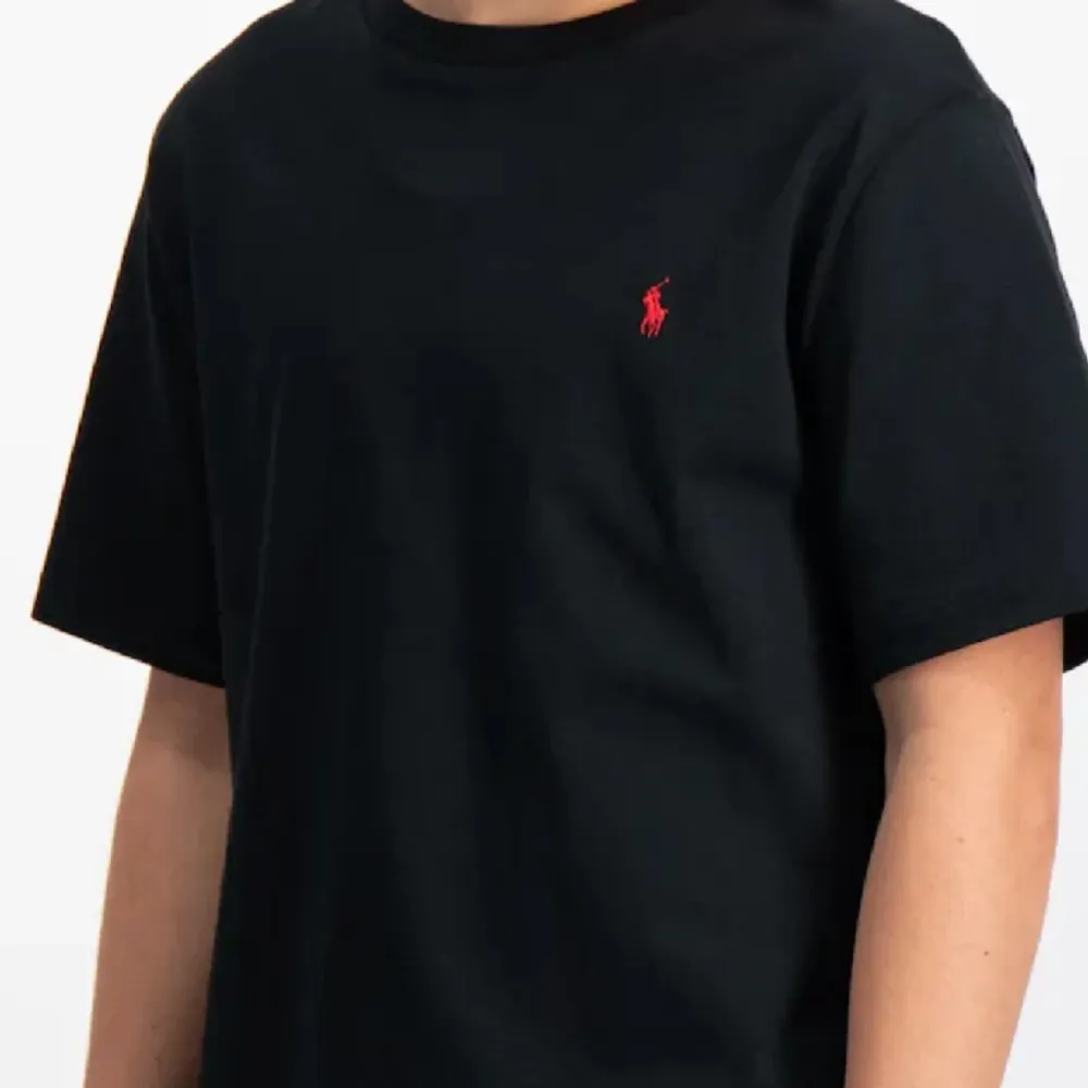 Säljer min svarta ralph lauren tshirt som jag fick i present i behov av pengar därför. 8/10. T-shirts.