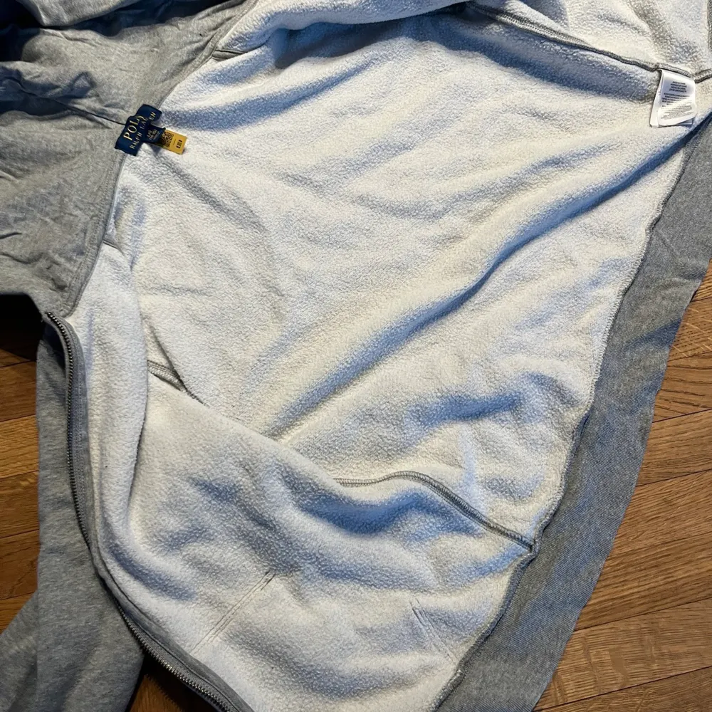 För endast 399 kr får du en fin Polo Ralph Lauren Zip hoodie som är grå och i storlek XS. Zip Hoodien är i nyskick. På tredje bilden ser du att qr koden funkar vilket innebär att den självklart är äkta.  Fråga oss privat om du har mer frågor! . Hoodies.