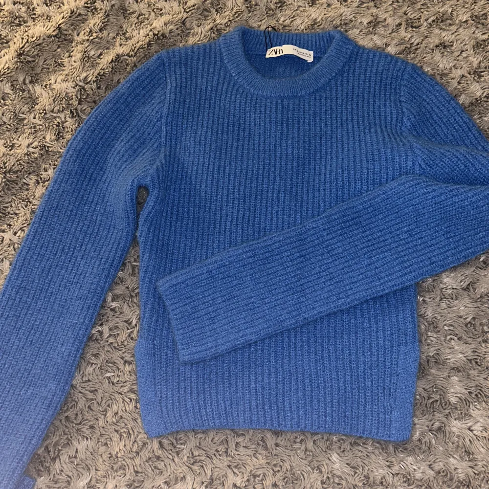 Säljer denna fina stickade blåa tröjan från zara med en liten slit på båda sidorna som gör tröjan så snygg! köpare står för frakt🥰. Tröjor & Koftor.