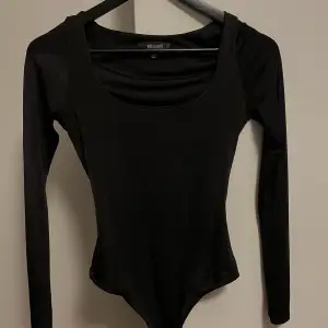 Svart body köpt på Nelly från märket ”Missguided”, storlek 34/XS. Använd ett fåtal gånger✨ 96% Polyester 4% Elastan