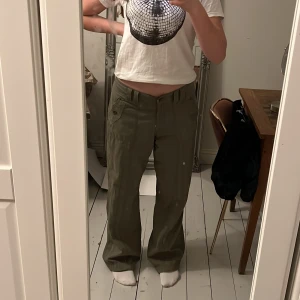 cargobyxor - jättesnygga cargobyxor köpta vintage. är tyvärr snäppet för stora för mig så därför jag säljer 