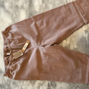 SKIMS LEGGINGS  - OUTDOOR LEGGING | TIGERS EYE Stl S  Helt ny! Med prislapp på!!  Säljer pågrund av liten stl.  Köpt för : 655kr