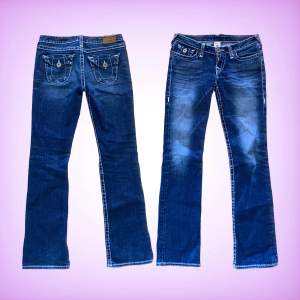 Unika bootcut True Religion jeans med vit stitching, hör av er med frågor och bilder!💕