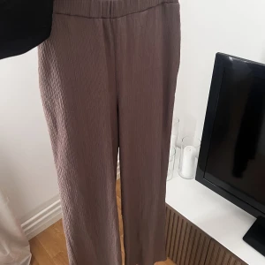 bruna byxor  - Bruna lösa byxor, sköna till vardags eller med en snygg topp. 