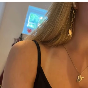 L8HASSELBLAD  - Säljer mitt örhänge från L8hasselblad. Knappast använd så ser ny ut. Säljer det matchande halsbandet också i en annan annons. 