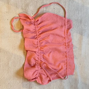 Topp öppen rygg  - Säljer en super fin rosa topp som man skyttet bak så ryggen bli öppen❤️