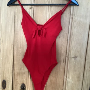 Snygg Body - Snygg röd body med Knut.