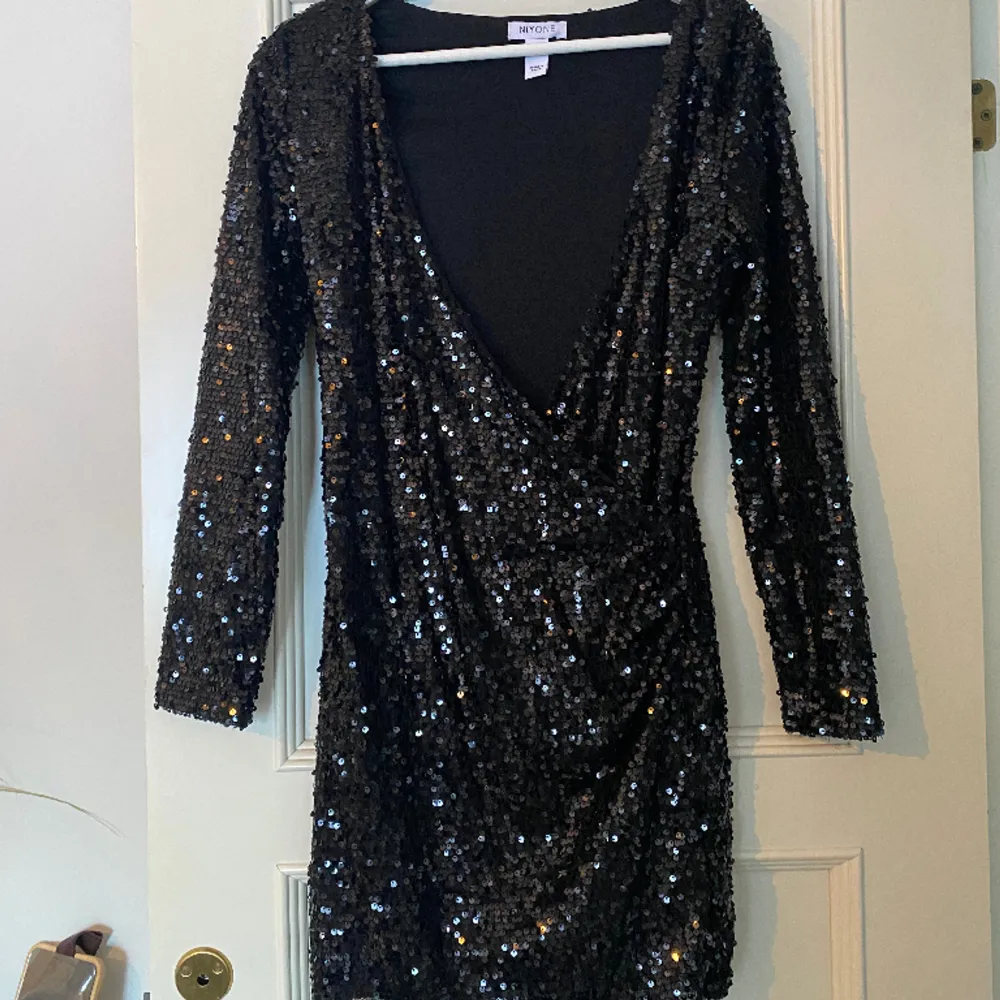 En perfekt glitter klänning till nyår!! Tyvärr för liten för mig därav aldrig använd. Återkom vid frågor!! 🖤. Klänningar.