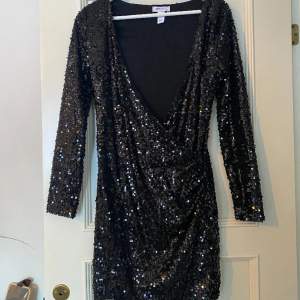 En perfekt glitter klänning till nyår!! Tyvärr för liten för mig därav aldrig använd. Återkom vid frågor!! 🖤