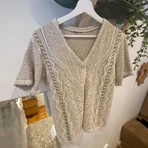 Virkad vit topp - Virkad vit topp, knappar. 