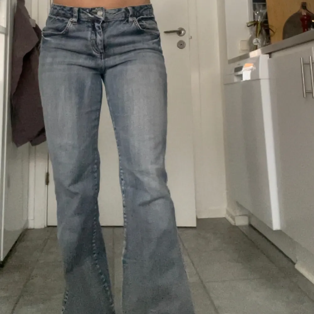 Jättefina bootcut jeans i storlek 38, sitter bra på mig som är ca 165💗. Jeans & Byxor.
