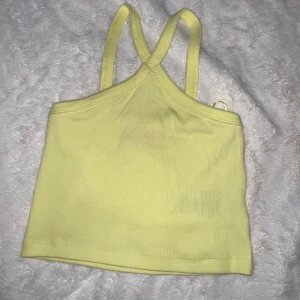 Gul snygg topp - Säljer denna gula snygg toppen från Gina, aldrig använd! Pris kan diskuteras!☺️🫶🏼