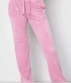 Rosa Juicy couture - Säljer min juicy byxor🩷 lite uppsydda längst ned ungefär 7cm och har en liten liten fläck men den syns knappt, de är även lite urtvättade på knäna. Överlag bra skick! Meddela mig om fler bilder 🩷😊