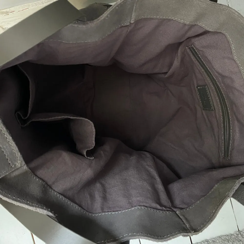 Säljer denna fina gråa mockavädka som jag endast har använd några gånger. Tyvärr har väska fått några små fläckar, men dom syns inte så mycket.  💕 Med rätt verktyg och medel tror jag att man kan få bort fläckarna lätt.💕. Väskor.