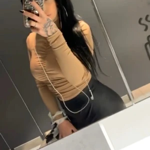 Fin blus/topp - Fin blus/topp med resår framtill. Liten fläck på höger ärm (se bild) kan gå bort med vanish.  Brun-beige i färgen