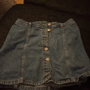 Blå kjol - Säljer nu den här kjolen som inte används längre. Använd typ 3/4 gånger. Köpt på H/M. Storlek 38/S