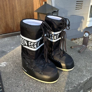 Moonboots  - Säljer mina fina moonboots som köptes förra vintern för min säsong i Sälen. Dem kom tyvärr inte till så mycket användning och har använts Max åtta gånger. Dem är i superfint skick utan några defekter.