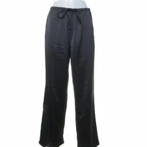 Satin byxor  - Så snygga satinbyxor i så fint skick💋 säljer på grund av att de är stora på mig 