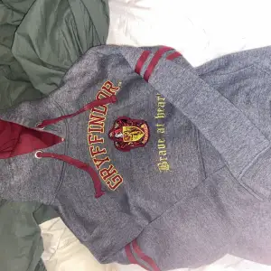 Harry Potter gryffindor hoodie. Köpt i London för 525 kr. Använd ca 3 ggr. I fint skick 