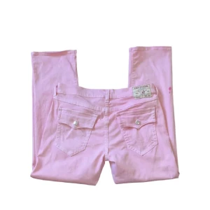 Rosa true religion jeans - Pink true religion jeans 😟🤯rare asf 🐊baggy asf swaggy asf🤤har några rosa fläckar vid benen men d inget man märker fr🐊💯säljer cause behöver xmas money😞🙏skriv pm för fit picz🤤💯köpte runt 850kr i somras 💯🙏pris går diskuteras💯‼️KÖPARE STÅR FÖR FRAKT‼️