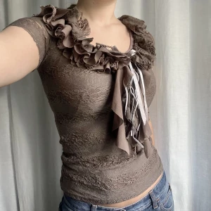 Spetstopp - Brun spetstopp med volanger. Ingen märkes eller storlekslapp men den passar XS-S 🤎