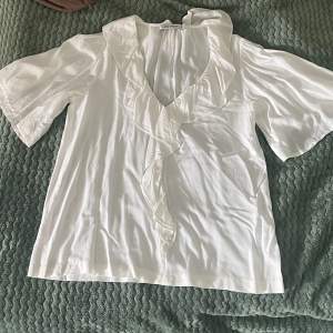 En vit blus som aldrig kommit till användning