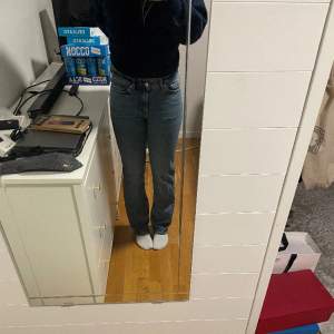 Säljer mina midwaist weekday jeans, modell Twig Mid Straight Jeans, i bra skick pga att jag inte använder de längre. Lägger upp igen med nya bilder och priset kan alltid diskuteras. Köparen står för frakt!🤍