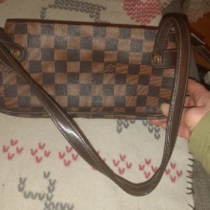 Liten väska - Helt ny ligger i kartong tyvärr inge kvitto kvar :( inte omöjlig dra ner priset