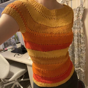Virkad topp - En urgullig randig virkad topp 🧡 Köpt secondhand, stretchig och aldrig använd. Håller in midjan i bild 1, passar stl M-L (är själv S). 