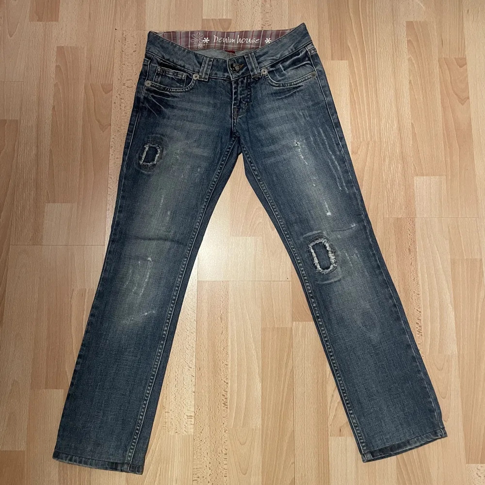 Lågmidjade jeans från Denim House. Mönster på båda bakfickorna. I modellen ”slim” Midjemått: ca 36cm tvärsöver.  Innerbenslängd: ca 72cm. Jeans & Byxor.