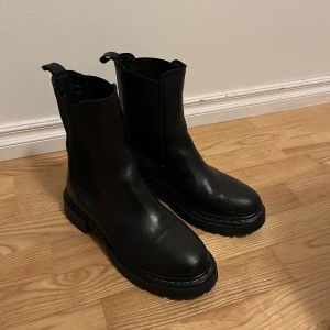 Svarta boots  - Fodrade boots från Daffy 