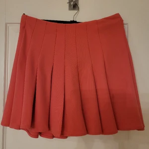 Rosa volangkjol  - Kort volangkjol som har använts 2 gngr. Tyget är rätt tungt och faller jättevackert.