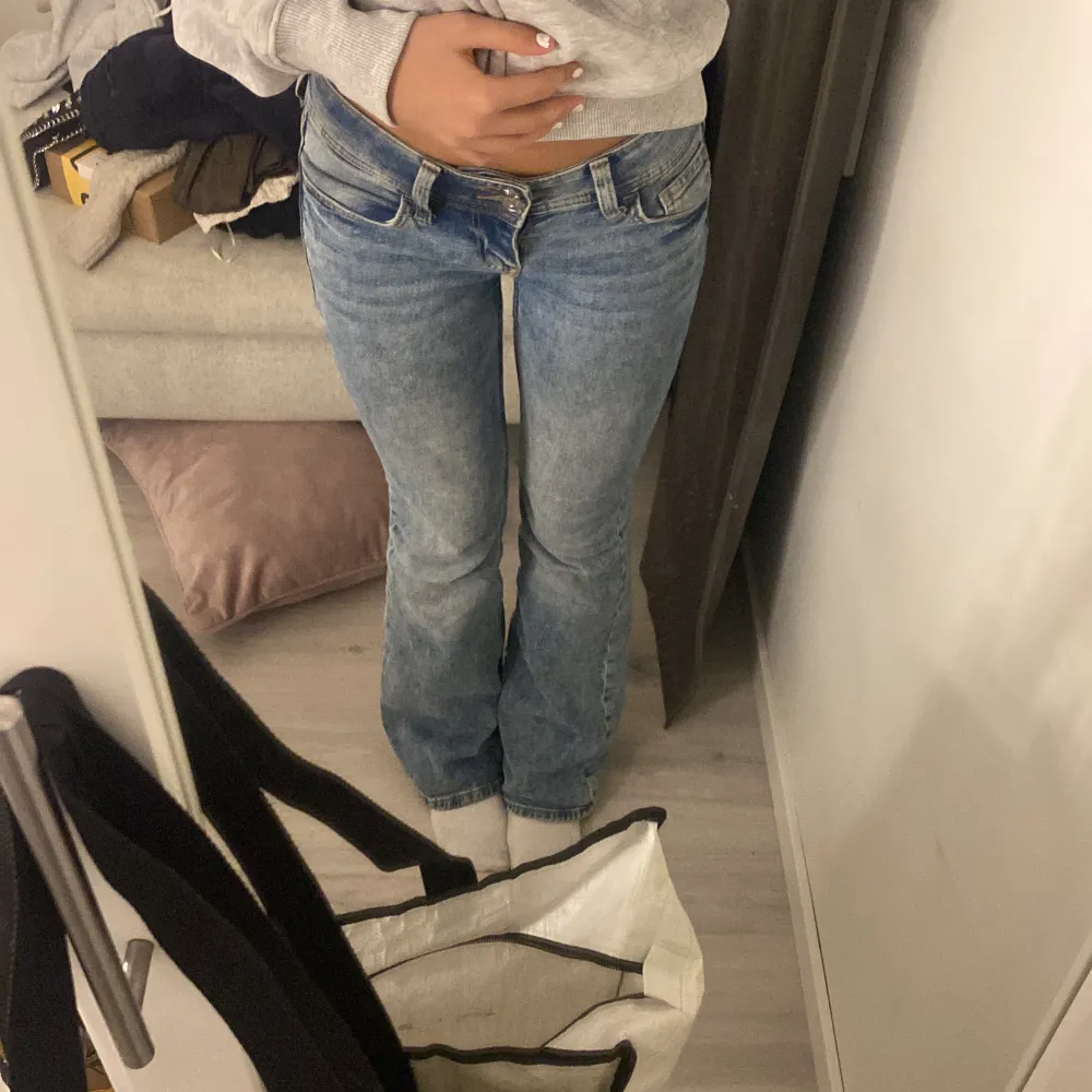 Säljer dessa lågmidjade bootcut HM jeansen med jätte snygga dekorerade fickor🙏🙏❤️Använt sparsamt!! NÄSTAN HELT SLUTSÅLT PÅ HM!! Midjemått: 58-62 cm Innebenslängd: 79.5 ❤️ . Jeans & Byxor.