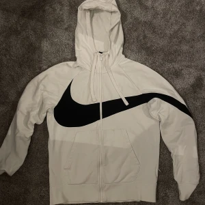Nike zip-up tröja - Vanlig Nike tröja som har blivit använd, därav priset.