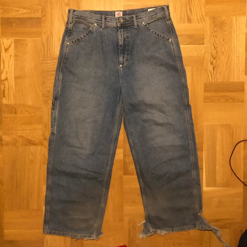Coola jeans från weekdY x lee Slitna längst ner därav priset🤝 Midjemått: 104cm Längd: 106cm. Jeans & Byxor.
