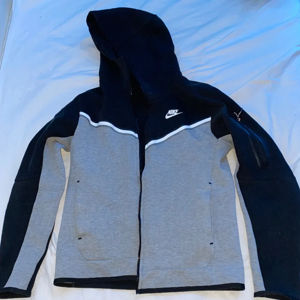 Nike tec i stl S, nästan som ny skick knappt använd. Hoodies.