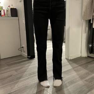 Detta är ett par svarta jeans från h&m i storlek 36 men sitter som en 34