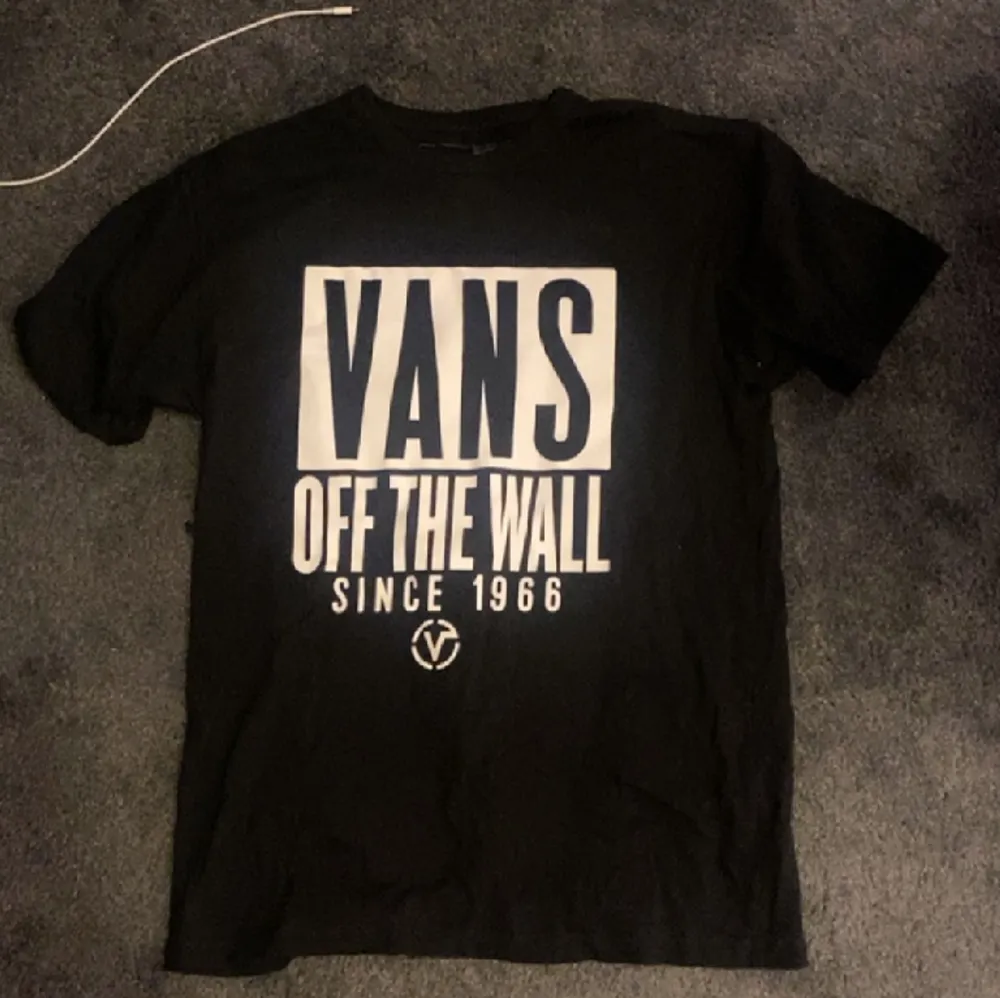 Jätte fin vans t-shirt, köpt på carlings men säljer för att den aldrig kommit till användning. Så den är i ny skick!. T-shirts.