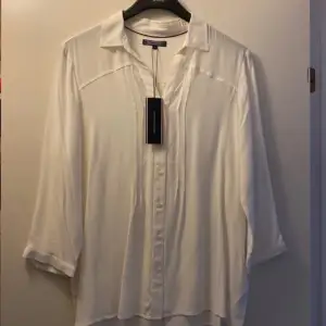 Snygg vit skjorta med lapp kvar. Storlek 10/M 