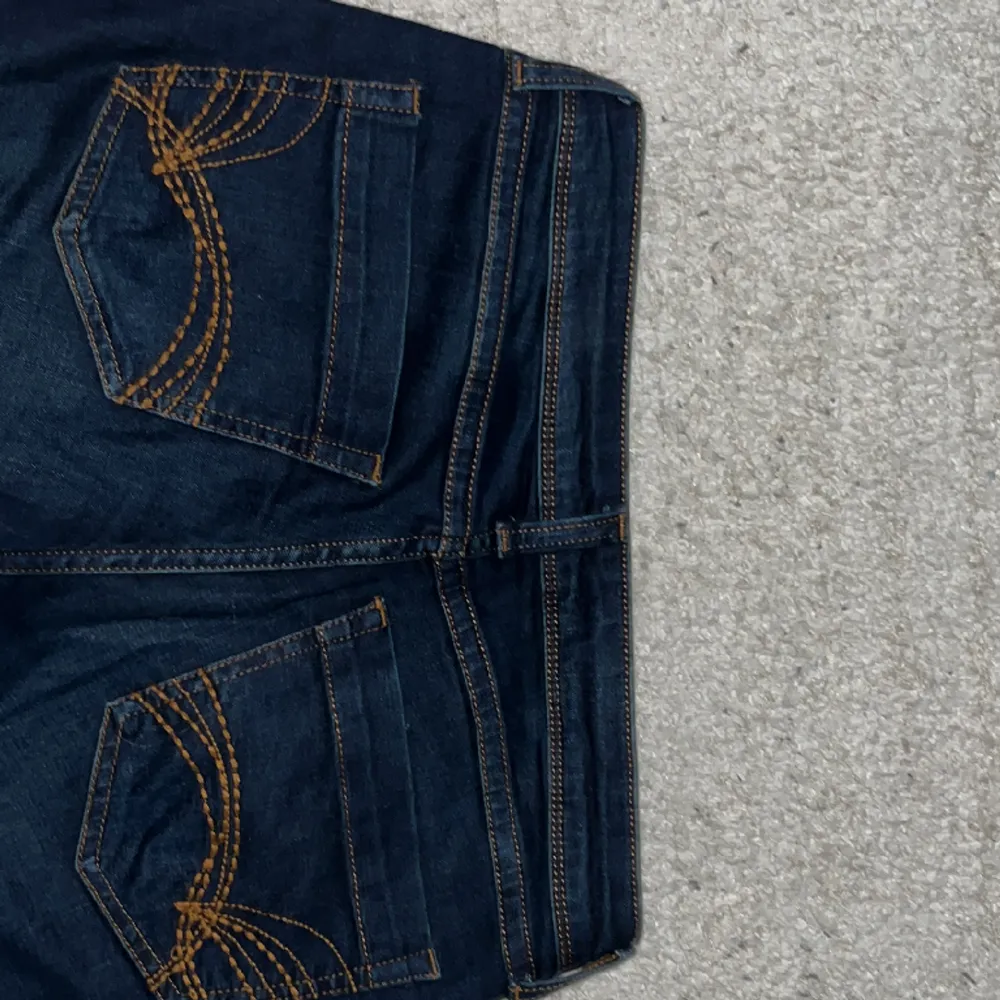 Ett par mörkblå jeans från hm, slut sålda överallt och har super fina detaljer på bakfickorna!❤️. Jeans & Byxor.