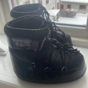MOONBOOTS  - Säljer mina älskade moon boots då dem inte är min stil längre, pris kan diskuteras. Nypris cirka 3k 