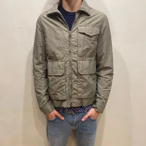 Safarijacka Casual - Hej! Säljer nu min jacka från märket Casual storlek M i fint skick. Modellen på bilden är 180cm lång och väger 80kg. Tveka inte på att höra av dig om du har några frågor eller funderingar kring varan!