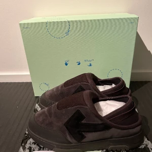 Off white mule out of office  - Ett par mules från off white i storlek  Ett par off- white mules i storlek 43. Riktigt snygga och sköna, använda ca 5 gånger och i strålande skick. Skicka för mer info