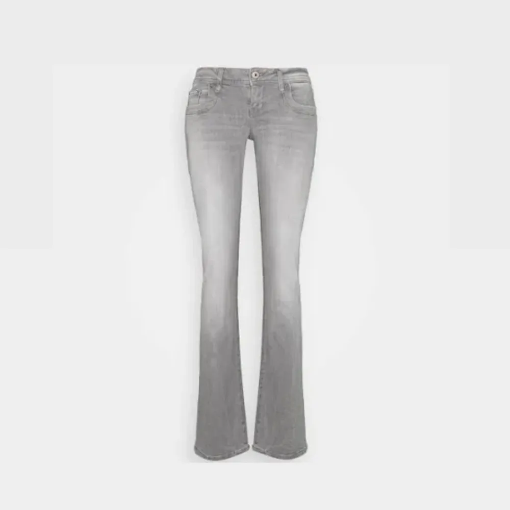 Säljer ett par oerhört populära lågmidjade grå ltb jeans i storlek 28/30. Dem är i nyskick och inte används särskilt mycket då dem inte riktigt passar tyvärr. Kontakta mig vid funderingar. Om fler är intresserade blir det budgivning. Jag är 163.. Jeans & Byxor.