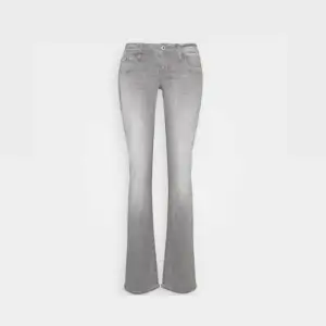 Säljer ett par oerhört populära lågmidjade grå ltb jeans i storlek 28/30. Dem är i nyskick och inte används särskilt mycket då dem inte riktigt passar tyvärr. Kontakta mig vid funderingar. Om fler är intresserade blir det budgivning. Jag är 163.